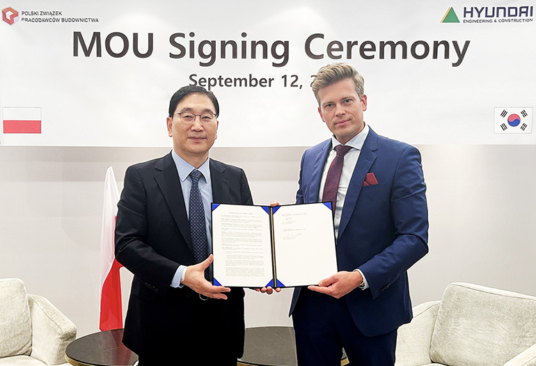The Hyundai E&C-Polish Association of Construction Industry Employers(PZPB) MOU Signing Ceremony. On September 12 (local time), in Warsaw, capital of Poland, Hyundai E&C President Yoon Young-joon (left) and PZPB Vice President Damian Kaźmierczak (right) pose for a photo after signing an MOU for cooperation on new nuclear power project
